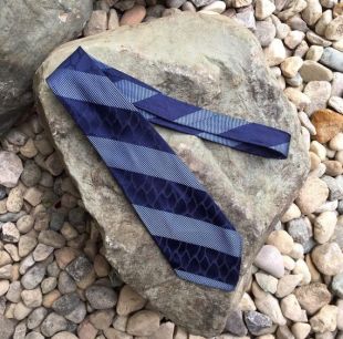 vintage 1930s 40s cravate avec des rayures diagonales bleues - détails fins
