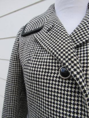 1970S Vintage 70s Noir et Blanc Houndstooth Wool Belted Back Princess Cut Jacket Manteau Petit