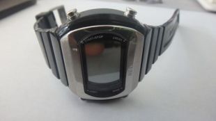 relique numérique montre de sport noir excellent