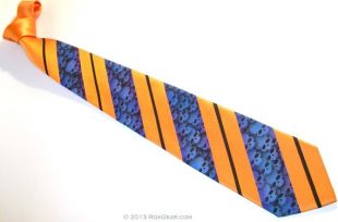 Le papillon tête de mort cravate personnalisée pour homme orange - bleu violet à rayures main à l’aérographe par RokGear