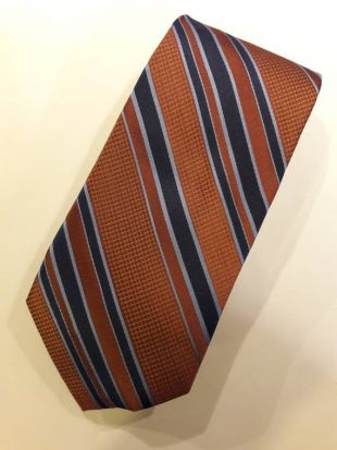 Cravate en soie de citrouille rayée Pierre Cardin avec bleu clair marine et rayures de cuivre orange brûlée 59 1/4" de long 3 1/2" de large