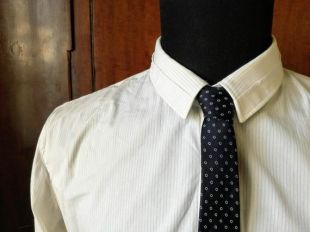 Vintage Mid Century principe blanc épingle à pois bleu marine géométrique pure soie Skinny cravate cravate Cravat ~ ~ fabriqué en Italie