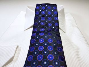 Soie cravate dans les cercles et les points à Bleu Violet Cassis framboise blanc et noir