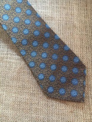 Vintage des années 1960 -70 WEMBLEY hommes de large cravate/Cravat — Golden Brown W/large lumière bleu à pois et poivré en noir — brocart-comme surface texturée