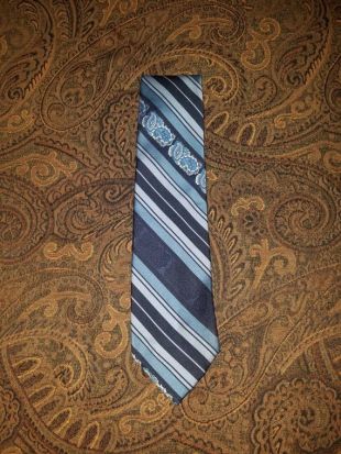 Cravate Vintage Welmon de Wembley. Rayures bleu classique avec de paisley.