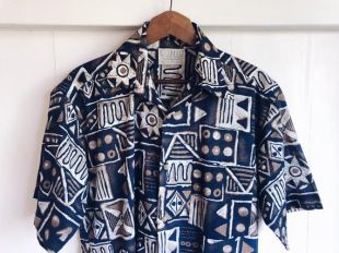 Chemise de fête vintage fabriquée en Australie - bouton à manches courtes pour hommes - imprimé aztèque bleu bleu bleu marine blanc rétro rétro rétro rétro rétro rétro - festival indie d'été
