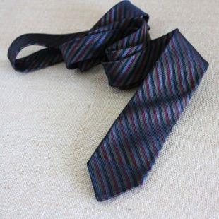 Cravate à rayures diagonales en bleu, gris et marron