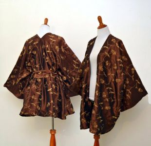 Robe de broderie d’or, kimono marron, brodé de fleurs, robe look asiatique, kimono taffeta doux, robe traditionnelle, doux joli kimono