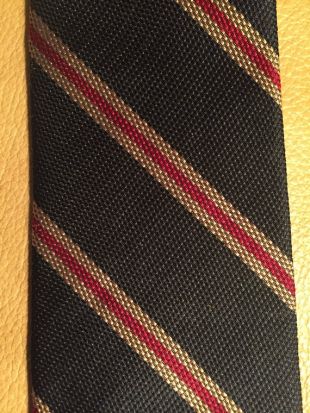 Chaps par Ralph Lauren Vintage tous soie bleu marine rouge et or rayé classique cravate