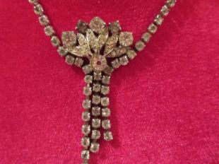 Matériel en métal argenté collier ras de cou strass antique en forme d’éventail magnifique. Merveilleux pour mariage ou un bal. Replier le fermoir de sécurité.