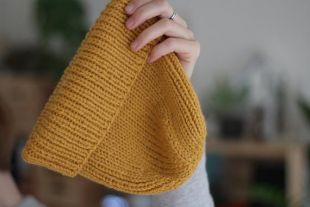 Unisex Classic Ribbed Knit Beanie avec haut pointu fait à la main à partir de laine pure et d'alpaga pour hommes, femmes et enfants en jaune moutarde