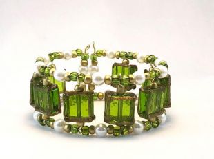 Bracelet manchette en vert avec des Accents d’or et Bracelet en perles perles blanches ; Bracelet fantaisie, bracelet de fête