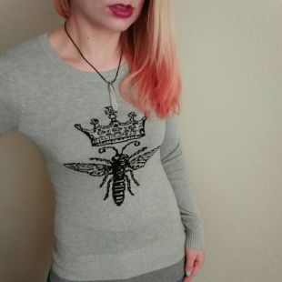 Queen Bee Pullover