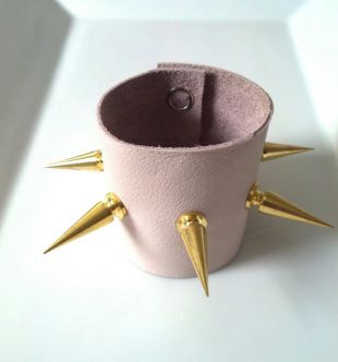 Bracelet en cuir rose avec pointes dorées