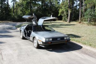 DeLorean DMC-12 (1981) réplique de 2016