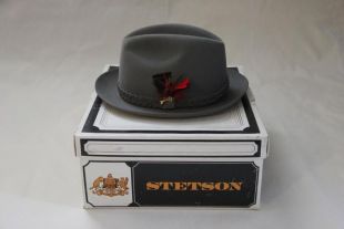 Vintage des années 1970 / 1980 s STETSON gris Key Club plume rouge chapeau Fedora avec Vintage Original Box