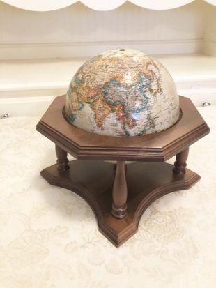 Au début des années 1980 Globe avec affichage de Globe Base large en bois dans des tons naturels Globe en bois Vintage élégant affichage pleine terre et sur l’océan