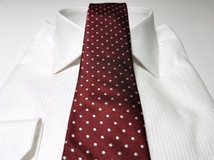 Cravate Slim (2.75 pouces) à pois en blanc et rouge à chevrons (poche carré aussi disponible)