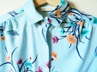 Chemisier fleuri bleu ciel / Aqua bleu des années 70 bouton Floral Down / rétro Boho chemisier fleuri