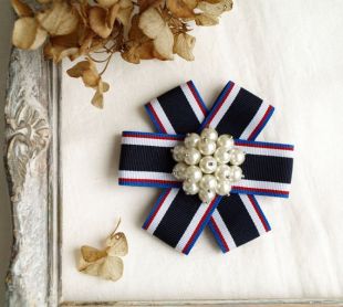 Broche perle avec ruban, broche noeud bleu blanc rouge, Designer inspiré, broche ruban, broche de commande de tissu, noeud papillon ruban rayé pour les femmes