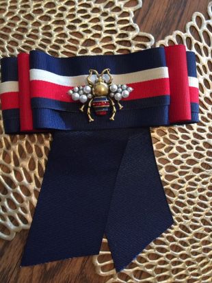 Broche abeille ruban noeud