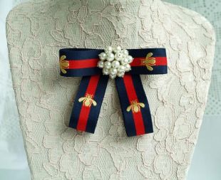 Broche ruban blanc bleu rouge, broche noeud gros-grain, Designer inspiré, arc de ruban abeille, bleu rouge bijoux Collège style, broches de perles, cadeau