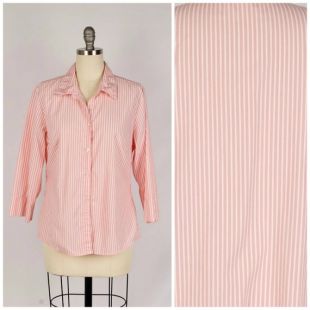 bouton de rose et blanc pin stripe jusqu'à chemisier taille moyenne à grande