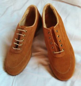 Oxford de cravate en suédine couleur noyer, avérant décor collier de cheville rembourré et sur les côtés. Fait à la main semelle anti dérapante. Jamais porté ! SZ hommes 8,9 ; Les femmes 91/2,10,