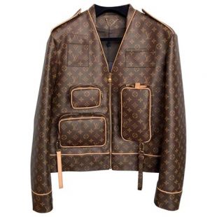 Louis Vuitton Monogram veste en cuir portés par Kelvyn Colt sur