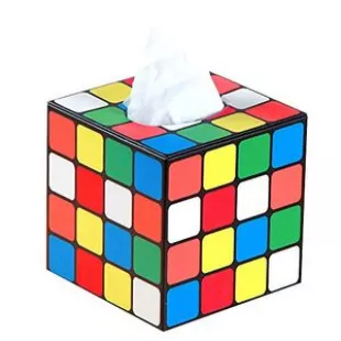 La boîte à mouchoirs Rubik's Cube utilisée par Sheldon Cooper (Jim Parsons)  dans The Big Bang Theory S05E06