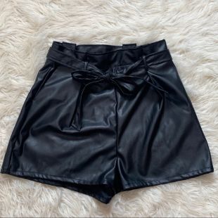 Tai­lored Pa­perbag Leather Look Shorts