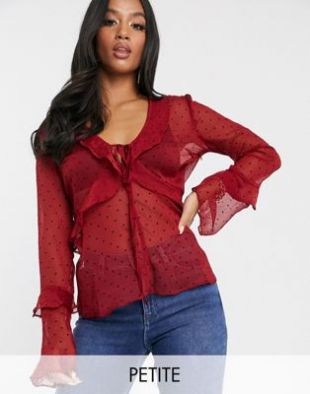 Boohoo Petite - Blouse en mousseline plumetis à volants - Rouge | ASOS
