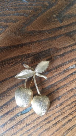 Broche Vintage Fruit Cerise Cristal Rouge Irisé – Métal Argenté – Bijou Fantaisie Années 50/60
