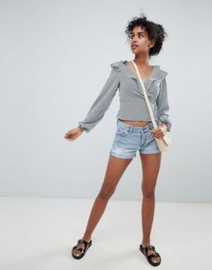 Monki - Short en jean usé en coton bio - Bleu clair | ASOS
