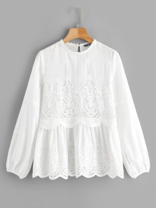 Blouse à volants festonnés et détails ajourés