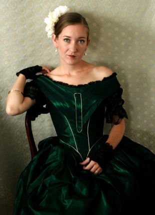 The prom dress dark green worn by Demelza Poldark (Eleanor Tomlinson) in  Poldark (S03E02) | Spotern