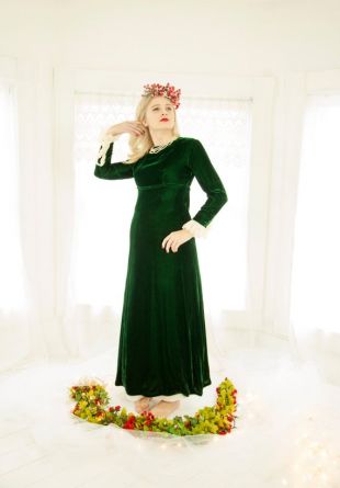 demelza green dress ~~~ ~~~ Whatever she suffered, whatever loss came to her, she would throw it off, for it was not in her