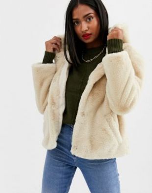 Stradivarius - Veste en fausse fourrure avec capuche - Fauve | ASOS