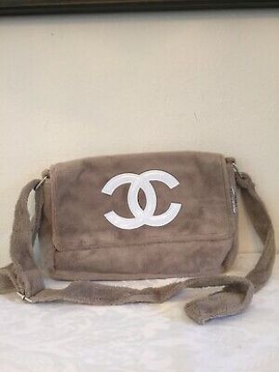 The Chanel bag beige suede Madison Beer on his account Instagram