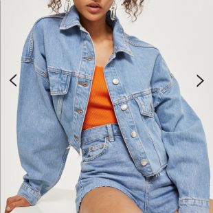Topshop - Hacked Off Crop Den­im Jack­et