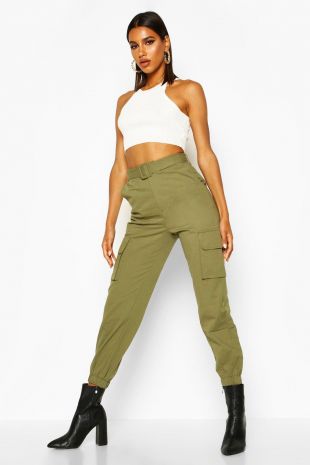 Pantalon cargo avec poche sur le côté et ceinture assortie | Boohoo
