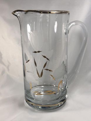 pichet en verre rétro vintage avec fleurs gravées, jante d'or et feuilles d'or