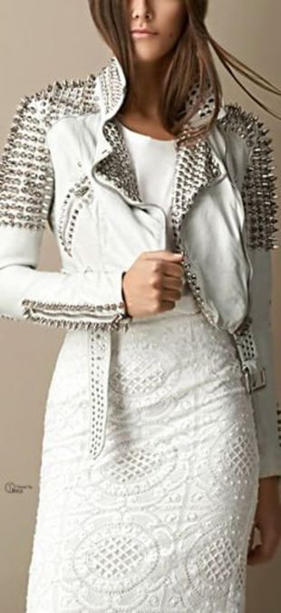 Handcrafted Women Silver Long Studded Genuine Leather Jacket Spiked Stud placé par Hand Belted Biker Brando Fashion Party White Leather
