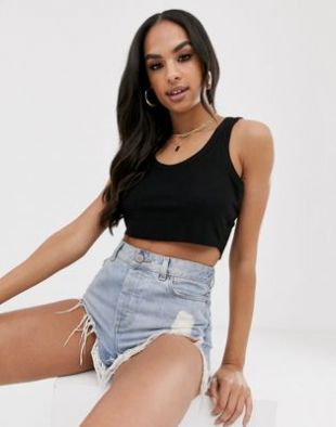 ASOS DESIGN - Top court à encolure dégagée et ourlet brut - Noir | ASOS