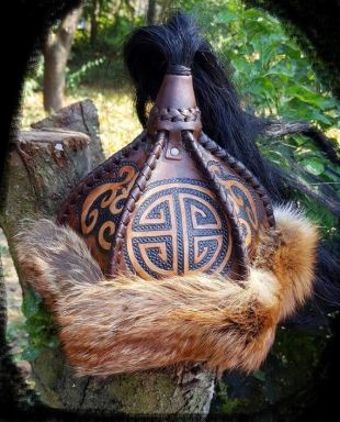 Casque en cuir « Khan » Mongols ornent les motifs en cuir véritable, 100 % fait main ! Moyen-âge, larp, Nomad,