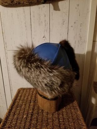 Viking, nordique, russe, mongol incroyable fourrure chapeau, cuir bleu, fourrure de renard argenté, pompon en vison