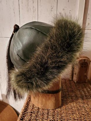 Mongol, russe, nordique, chapeau de fourrure viking, cuir vert avec la queue noire de cheval, homme vert de fourrure de renard et chapeau de dames
