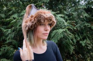 Chapeau mongol, chapeau asiatique de cuir et de fourrure avec la queue de cheval