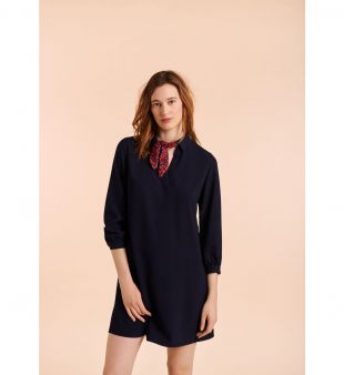 Robe Rebecca bleu nuit col foulard en crêpe fluide .