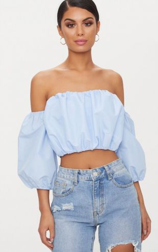 Crop top bardot bleu clair à manches bouffantes